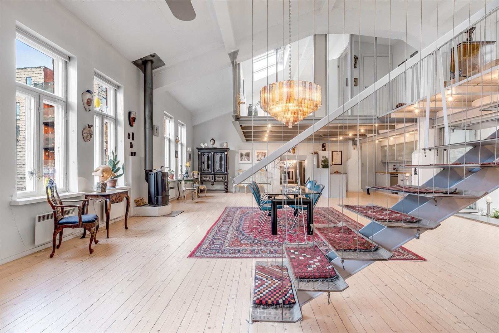 Det er fra stuen direkte adkomst via boligens lekre trapp, til leilighetens andre etasje. Der har man to soverom, samt baderom. Galleribilde