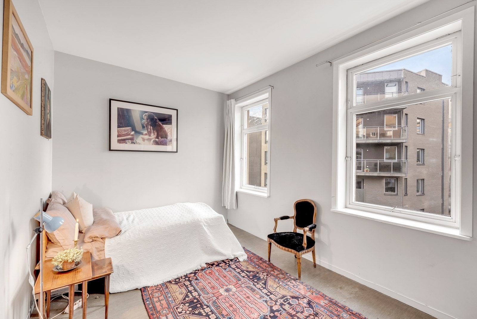 Soverom nr. tre finner man i første etasje. Dette er av god størrelse og har god plass til dobbeltseng, samt garderobeskap. Galleribilde