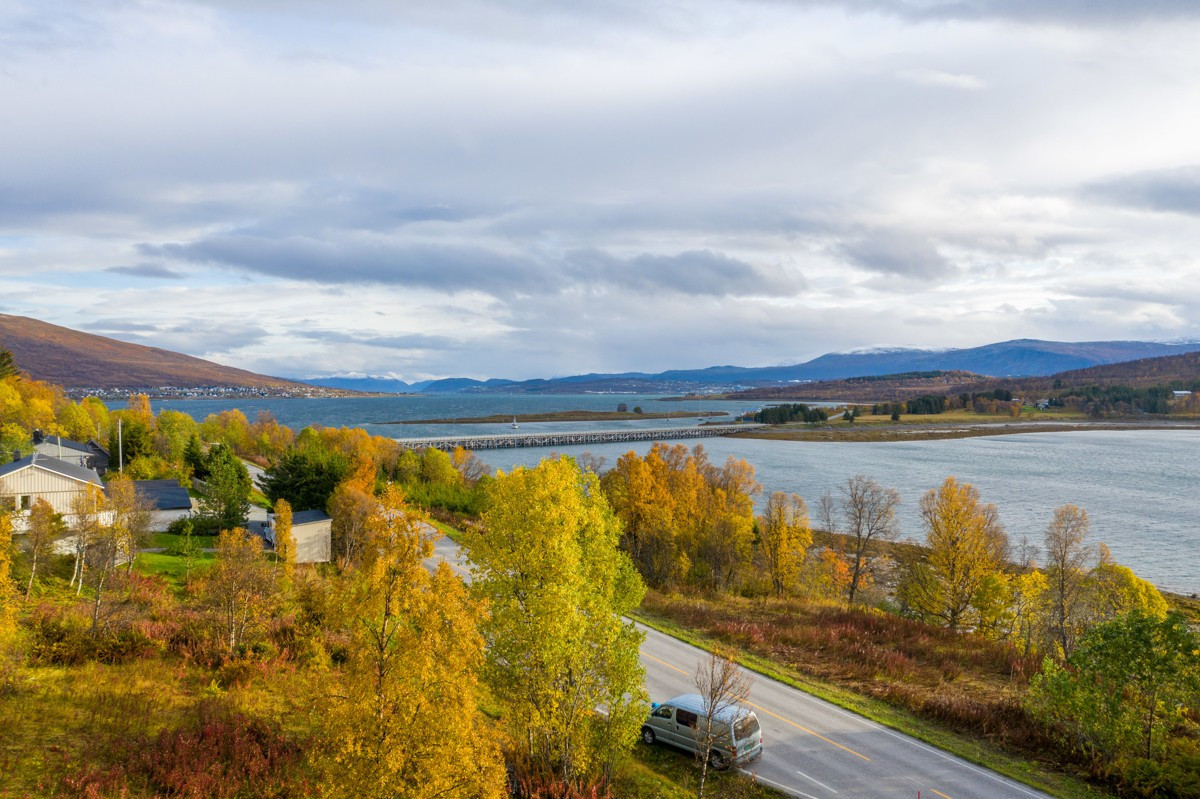 Utsikten fra tomten er mot fjorden og Håkøya
