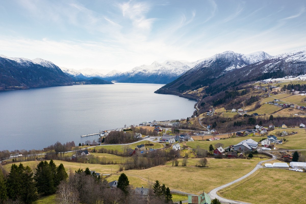 Landlig beliggenhet men samtidig sentralt, det er gangavstand til ferjeleiet på Folkestad og 13 min ferjetur til Volda sentrum. Galleribilde