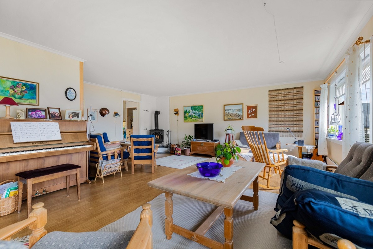 Romslig og lys stue Galleribilde