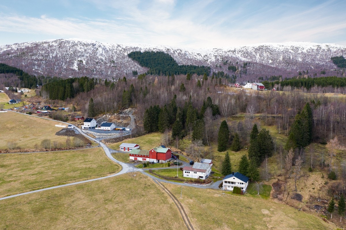 Fin og landlig beliggenhet, med flott utsikt utover sjøen Galleribilde