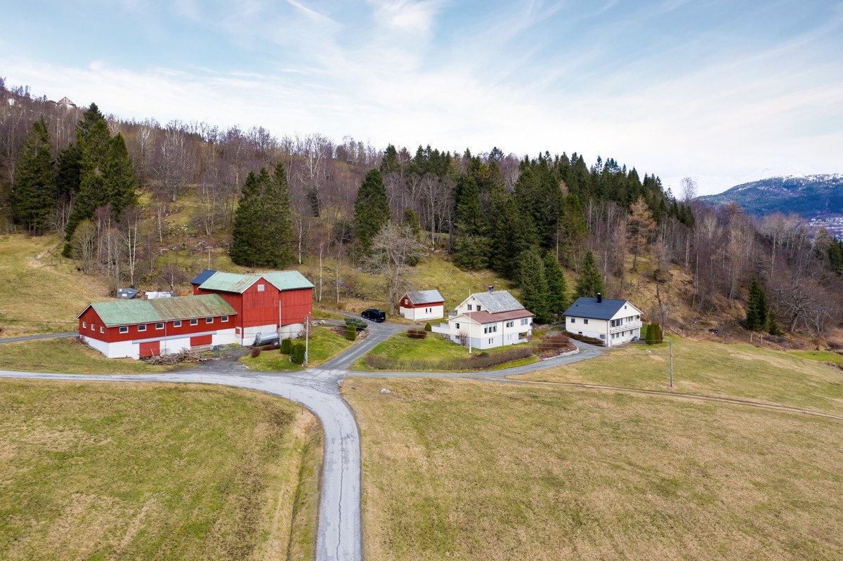 Eiendommen er på ca. 406 dekar fordelt på 5 parseller Galleribilde