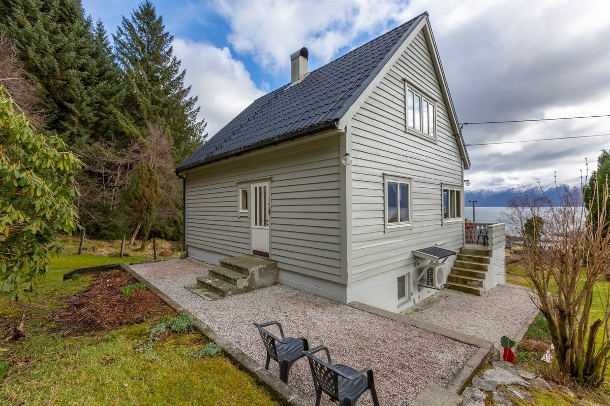 Hagen er pent opparbeidet meg gruslagt parkering- og gangareal, grøntarealer med div. beplantning og blomsterbed Galleribilde