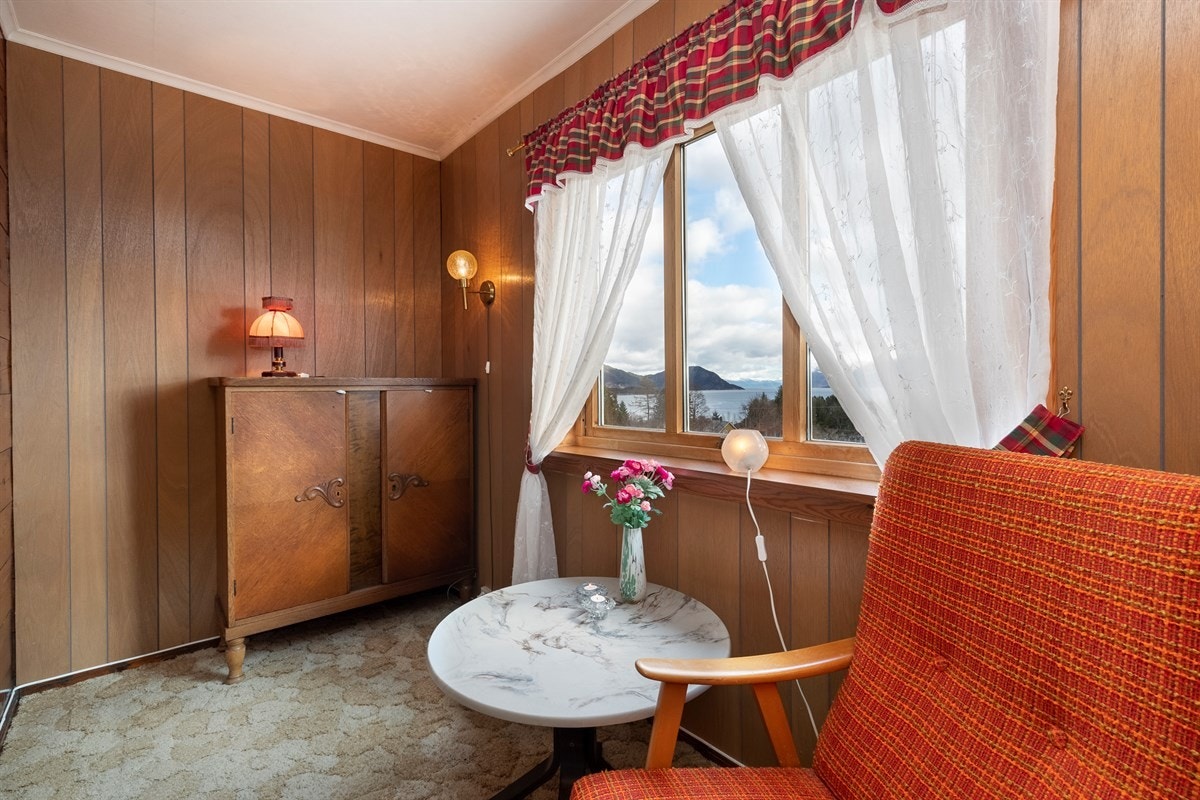 Fra stuen er det flott utsikt over Sognefjorden mot sør/øst Galleribilde
