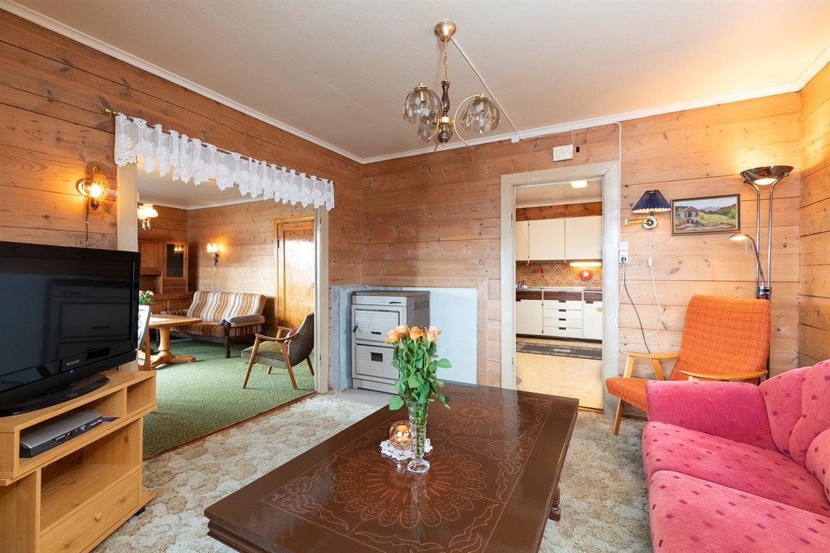 Stuene har overflater av originale tømmervegger, under teppegulv er det originale heltregulv Galleribilde