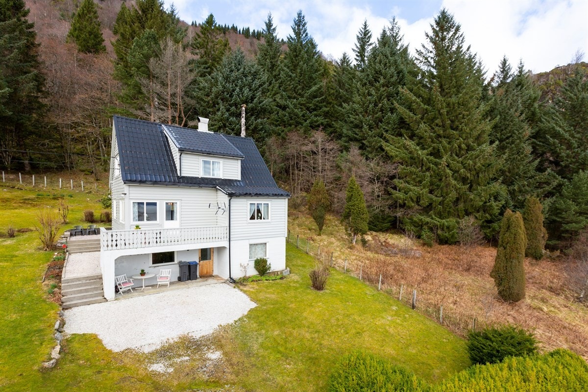 Boligen ligger i landlige omgivelser ca. 7km øst for Lavik i Høyanger kommune Galleribilde