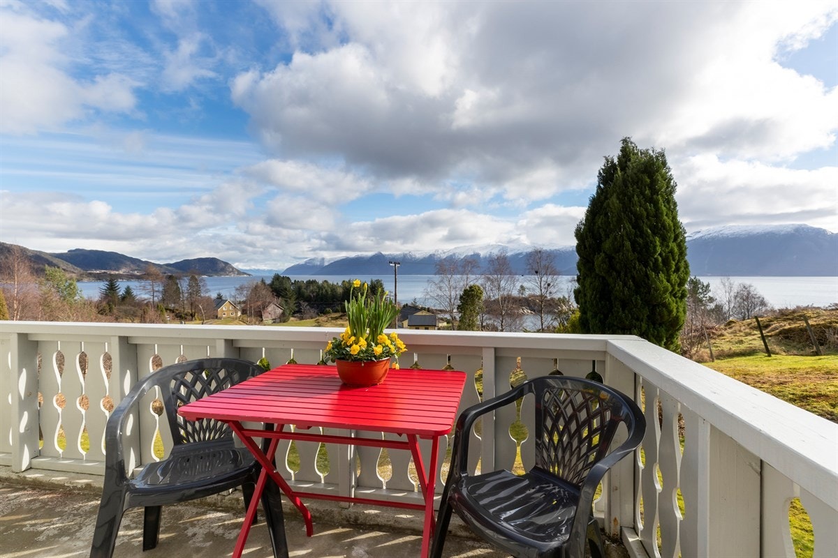 Sørvendt veranda i tilknytning til stuen Galleribilde