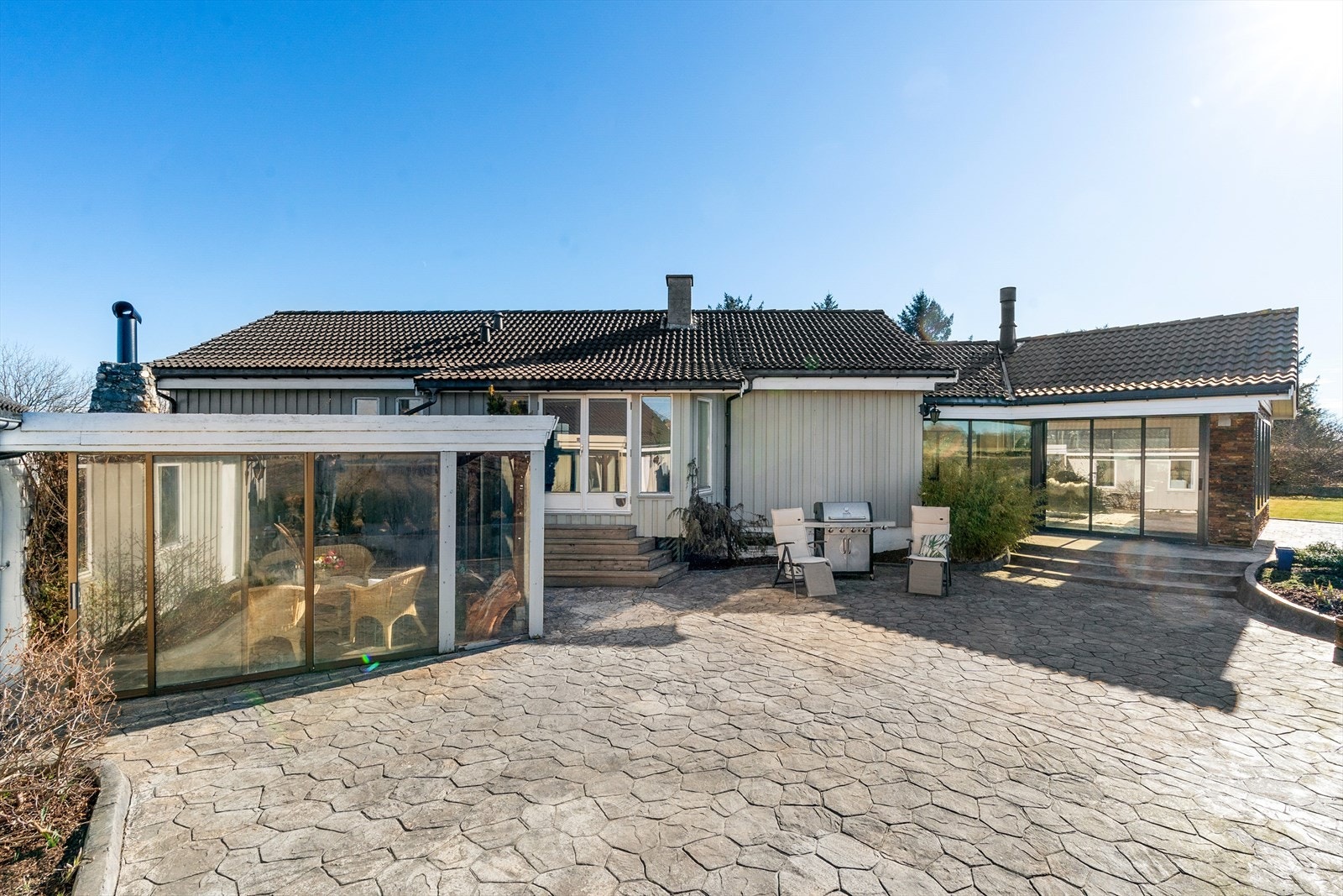 To hagestuer og stor uteplass. Galleribilde