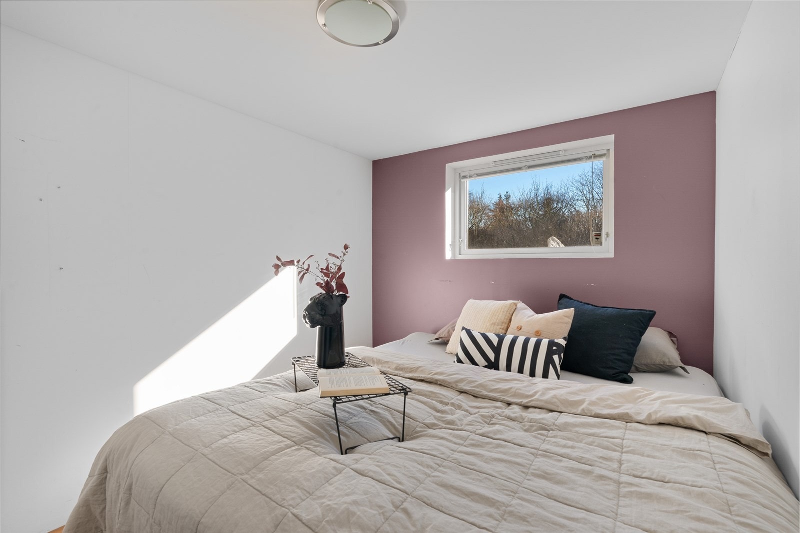 Soverom (ikke omsøkt til rom for varig opphold) i kjeller etasje med plass til dobbeltseng. Galleribilde