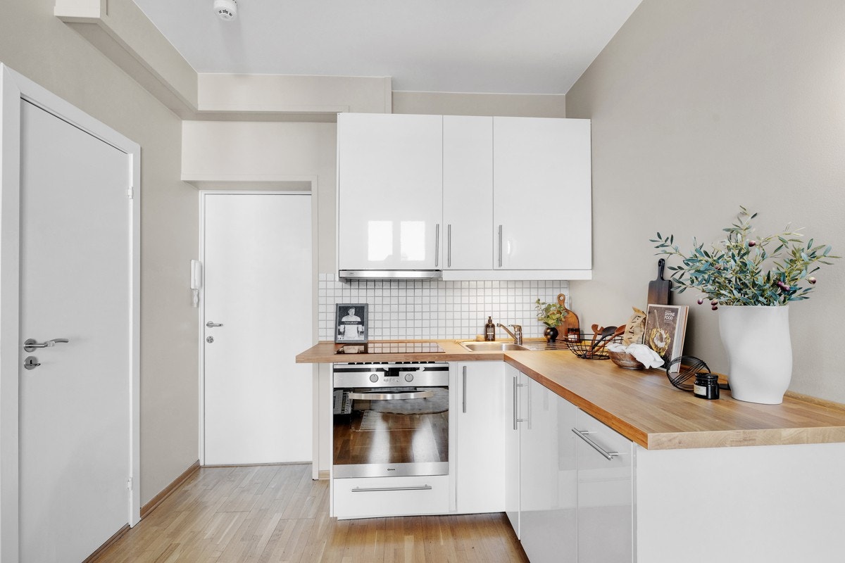 Nytt Ikea kjøkken fra 2021 med underskap og benkeplate. Veggskap fra 2006. Pene fronter i høyglans utførelse. Laminert benkeplate med innfelt kjøkkenvask. Flislagt vegg over kjøkkenbenk. Integrert benkekjøl, komfyr og platetopp Galleribilde