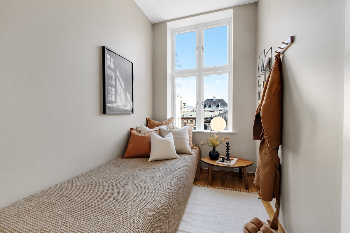 Praktisk soverom med god plass til seng og tilhørende møblement. Galleribilde