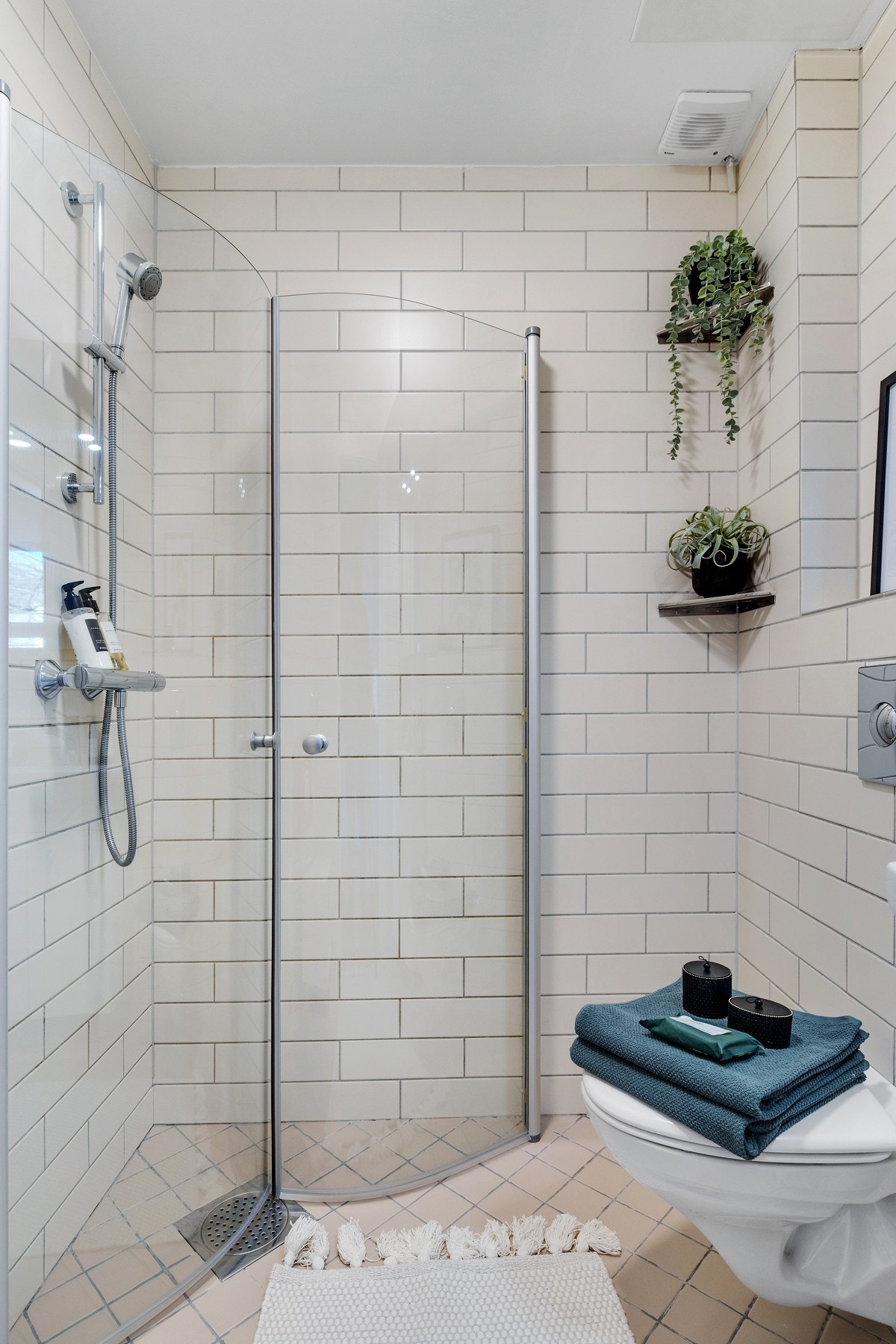 Vegghengte dusjdører i glass og sluk i dusjnisje Galleribilde