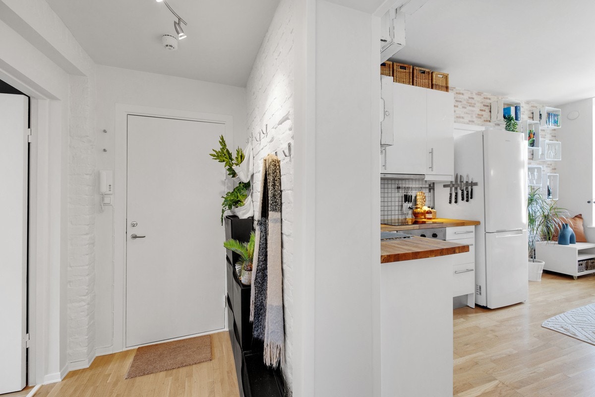 En lys og pen 3-roms med egen 2-roms hybeldel. Leiligheten kan evt.brukes som 4-roms med 2 bad. Galleribilde