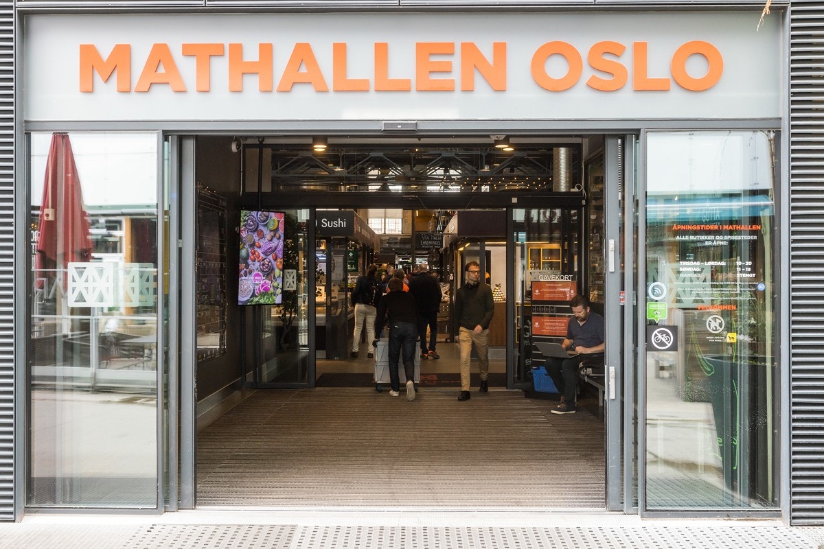 Mathallen Oslo - Innendørs mathall med kaféer, spisesteder og spesialbutikker med produkter fra mindre norske matprodusenter. Galleribilde