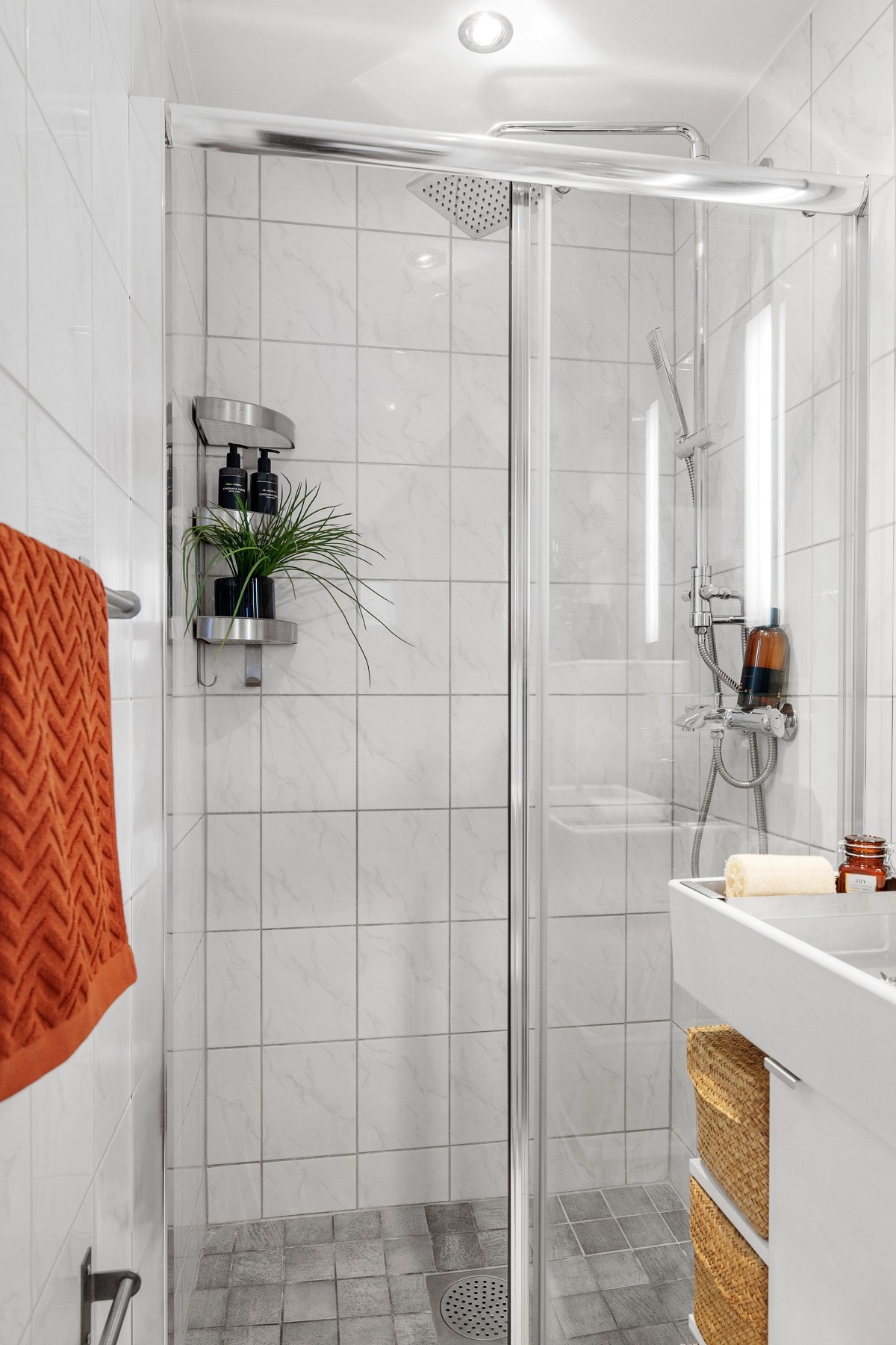 Delikate dusjskyvedører (2013) med fronter i glass. Galleribilde