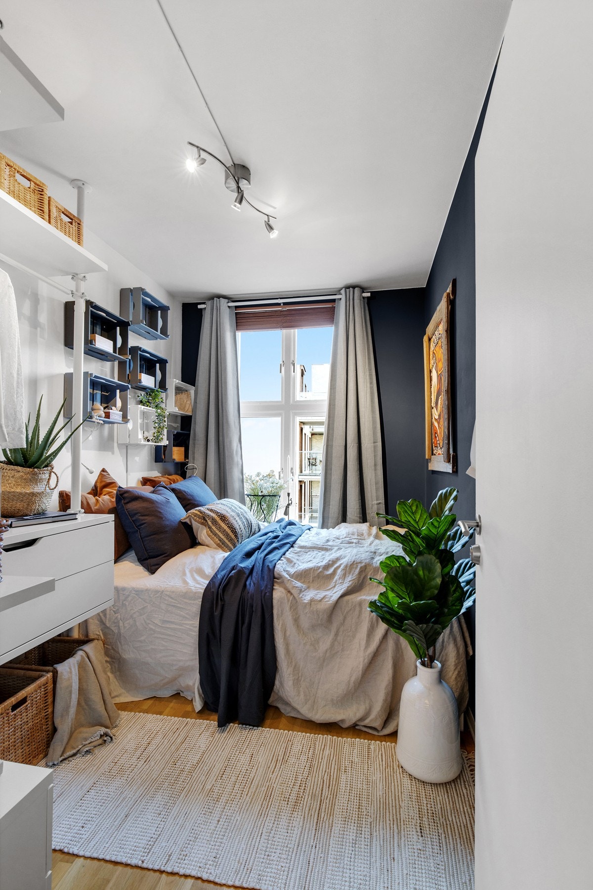 Praktisk oppheng til klær. Det er plass til dobbeltseng og tilhørende møbler Galleribilde