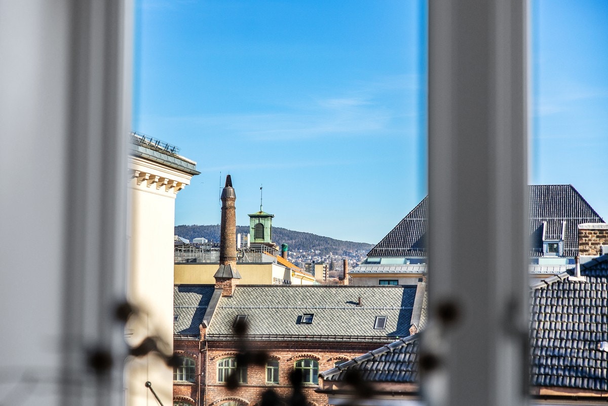 Utsikt mot Grefsenkollen og Oslo`s bytak fra stuevinduet Galleribilde
