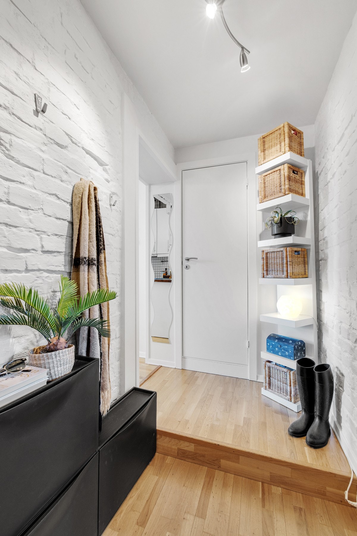 Entré: Stilig innbydende entré med kul orginal murvegg og trebjelke.Det er plass til å henge fra seg klær og sette fra seg sko. Galleribilde