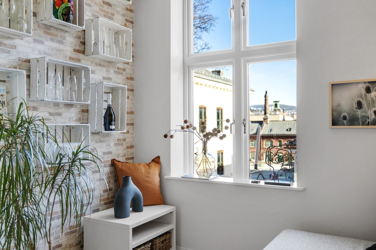 Lys og pen 3-roms + hybel i 4 etg. Dekk store deler av egne boutgifter med egen hybbeldel på ca. 20 kvm. Galleribilde