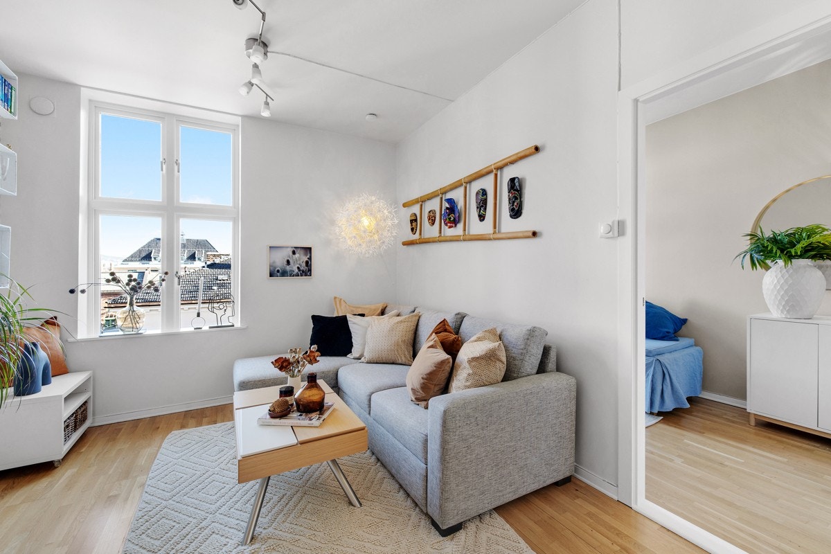 Lyst og luftig rom med god takhøyde (2,62 m) Store vinduer som slipper inn masse naturlig lys Galleribilde