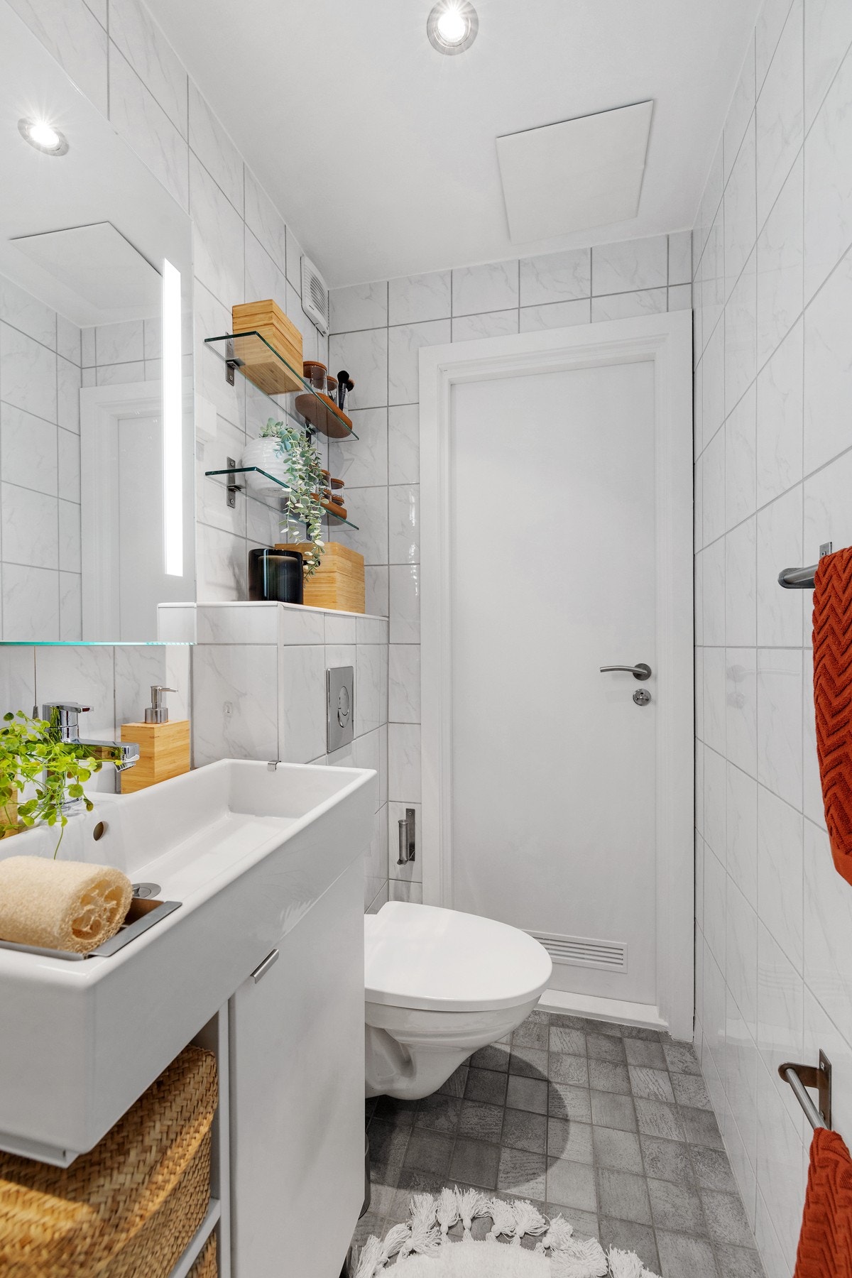 Pent og tidløst bad fra 2006. Innredningen fra 2013. Det er lagt pene fliser på gulv og vegger. Galleribilde