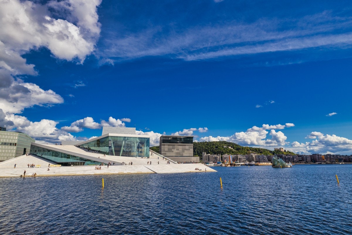 Operahuset i Oslo er Den Norske Opera & Balletts operahus i Bjørvika innerst i Oslofjorden Galleribilde