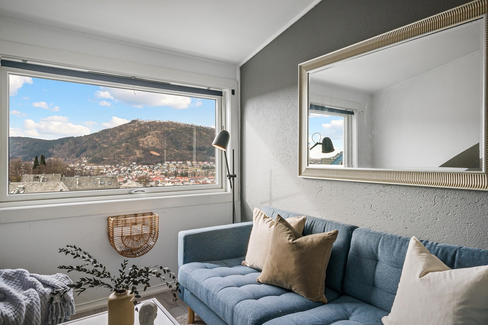 Leiligheten ligger i et veldrevet aksjelag, med sentral og attraktiv beliggenhet i Vognstølen på Landås. Nydelig utsikt over nærområdet og Løvstakken. Galleribilde