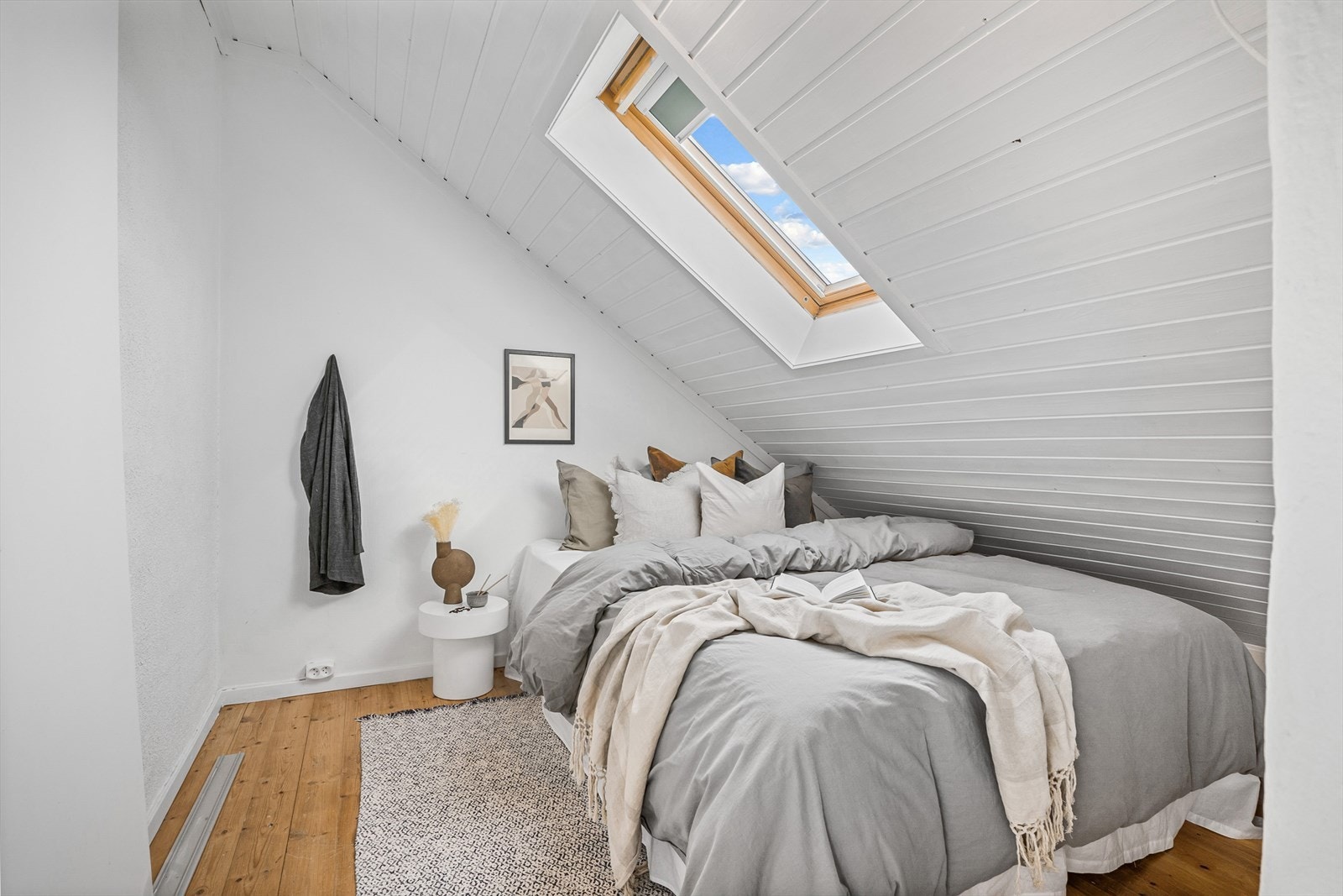 Skråtak med velux-vindu som slipper inn rikelig med naturlig lys. Galleribilde