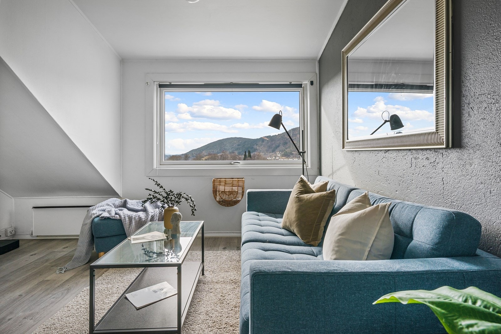 En romslig stue med plass til både sitte- og spisegruppe. Nydelig utsikt fra stuevinduet. Galleribilde