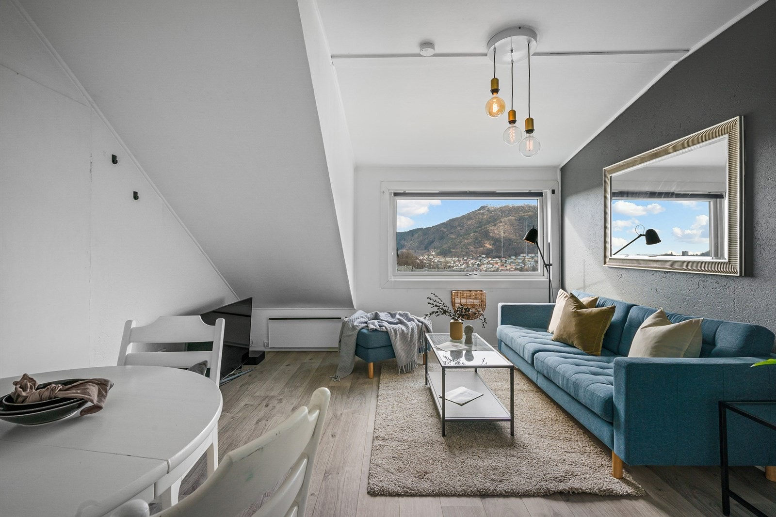 Fra leiligheten er det gangavstand til store arbeids- og studieinstitusjoner som Haukeland, Haraldsplass og HVL, samt behagelig sykkelavstand til sentrumskjernen. Det er svært gode bussforbindelser i området, samt gangavstand til bybanestopp. Galleribilde