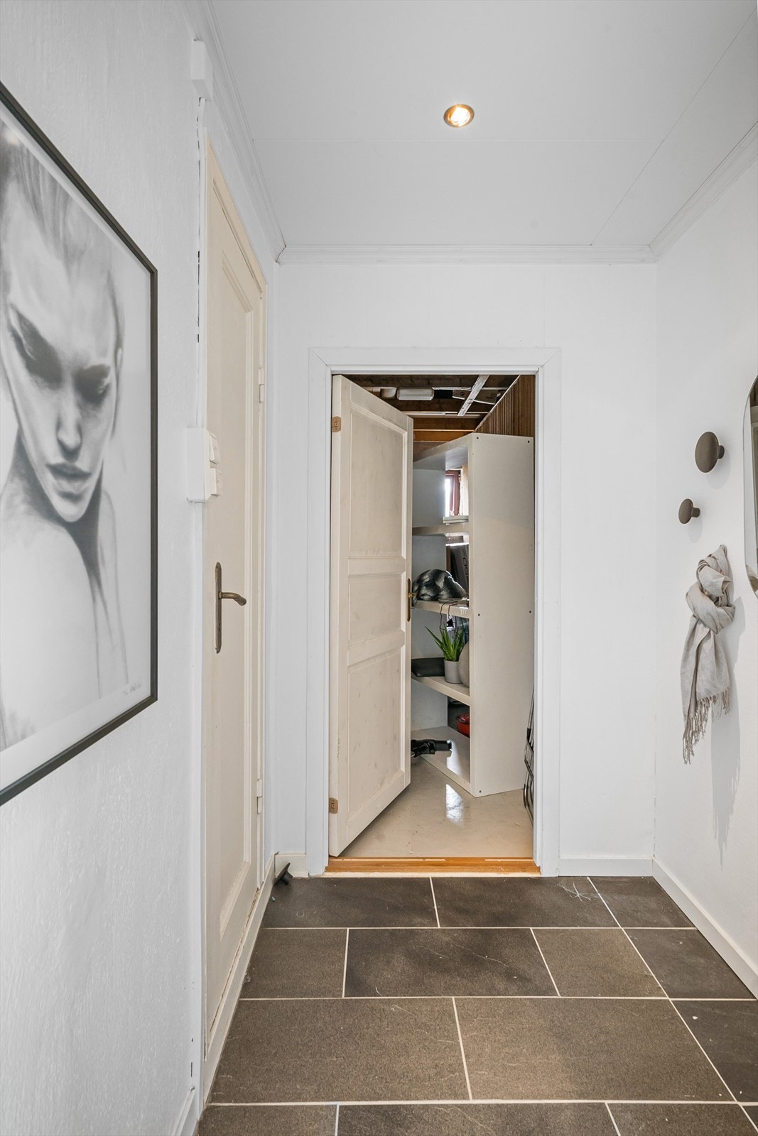 Det er fliser på gulvet med varmekabler og ellers lyse overflater. Galleribilde