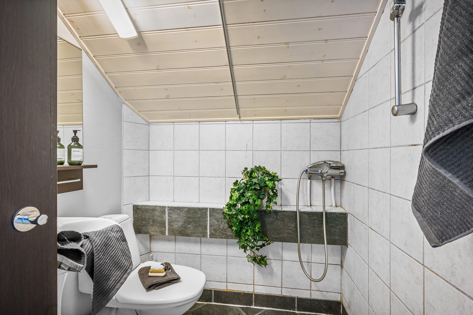 Eller godt utstyrt med søyleservant, wc, møbler og dusj med forheng. Galleribilde