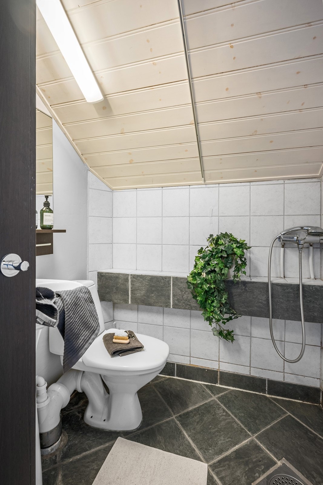 Badet er delfliset med fliser på gulv og delvis på vegger. Galleribilde