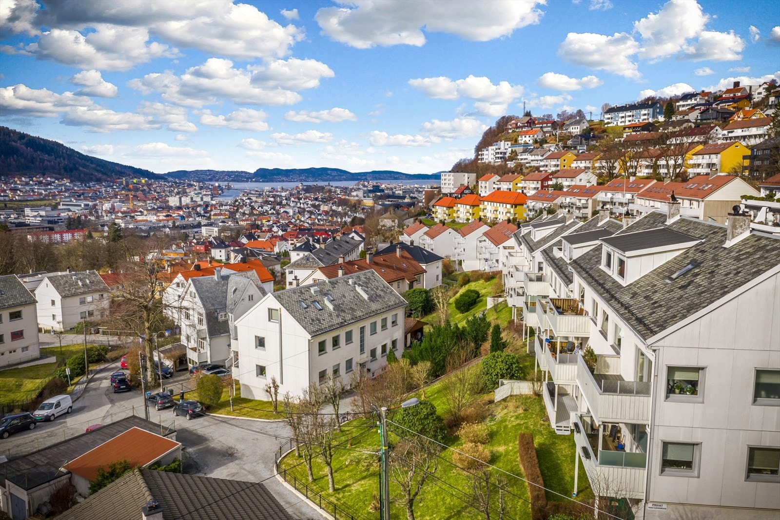 Leiligheten har en meget fin beliggenhet med svært lite innsyn og nydelig utsikt mot nærområdet og Løvstakken. Galleribilde