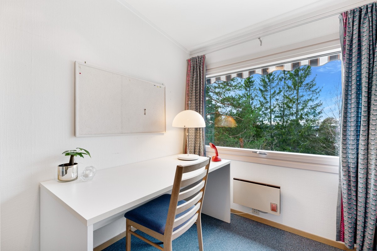 Det bys på nydelig utsikt fra vinduet mot vest Galleribilde
