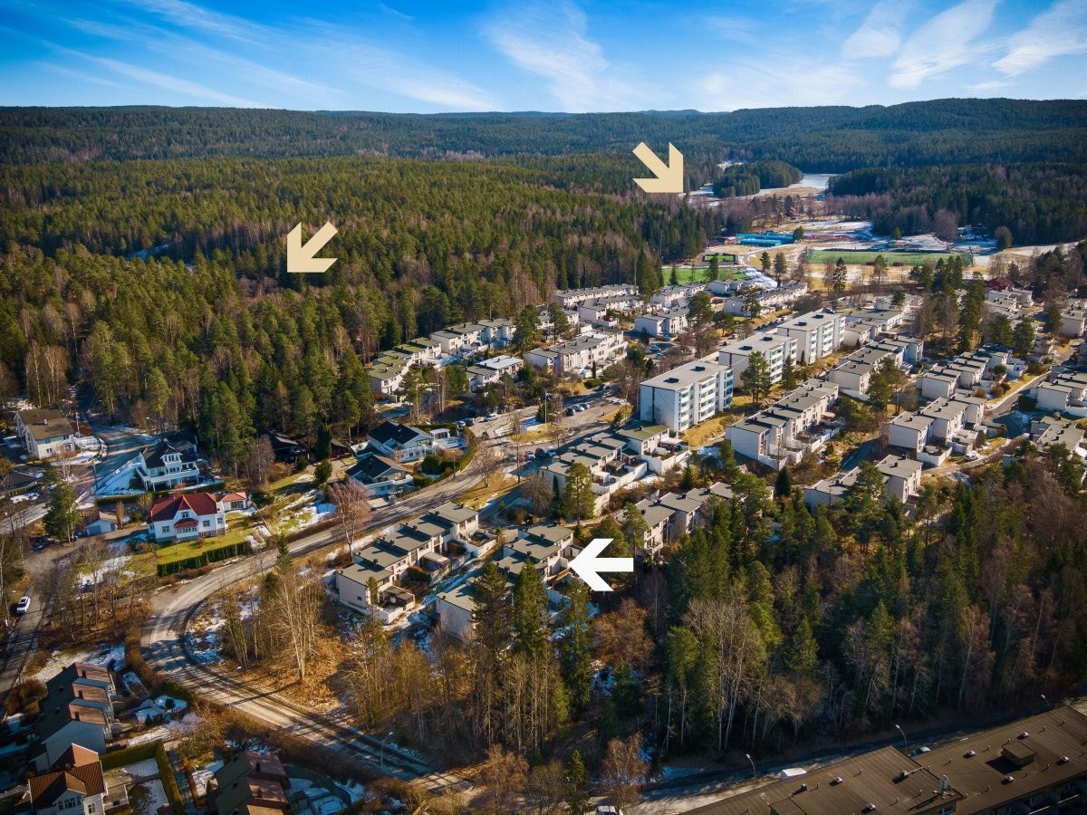 Eiendommen ligger rett ved Østmarka med Ulsrudvann (venstre) og Nøklevann (høyre) bare minutters gange unna. Galleribilde