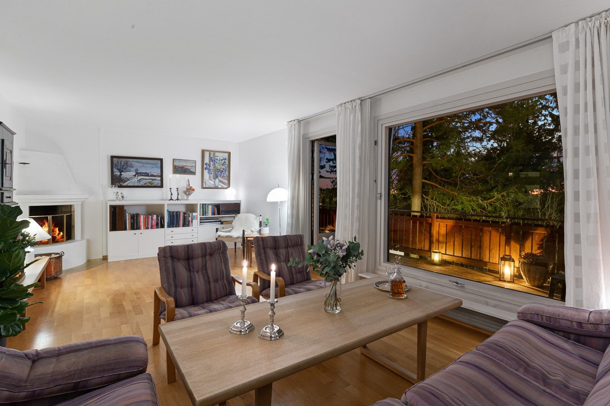 Rommet har parkett på gulv til hvitmalte vegger Galleribilde