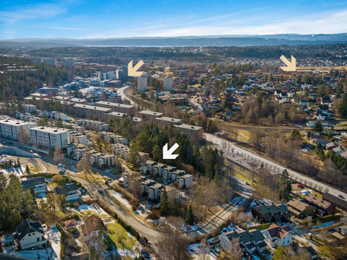 Bøler senter (til venstre) og Østensjøvannet (til høyre) ligger like ved Galleribilde