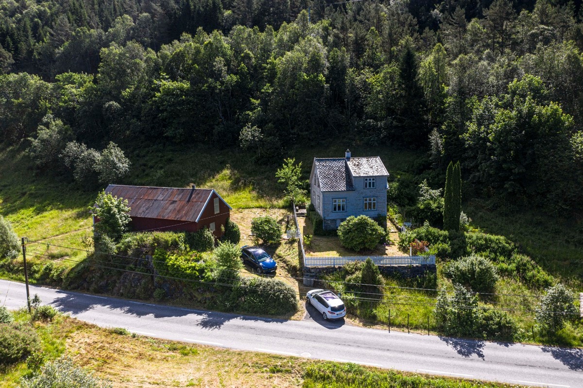 Tunet ligger like ved fylkesvei 607 som går over eiendommen Galleribilde