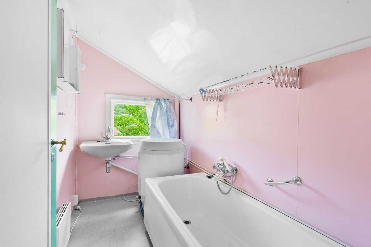 Bad i 2.etg. innredet med baderkar og servant Galleribilde