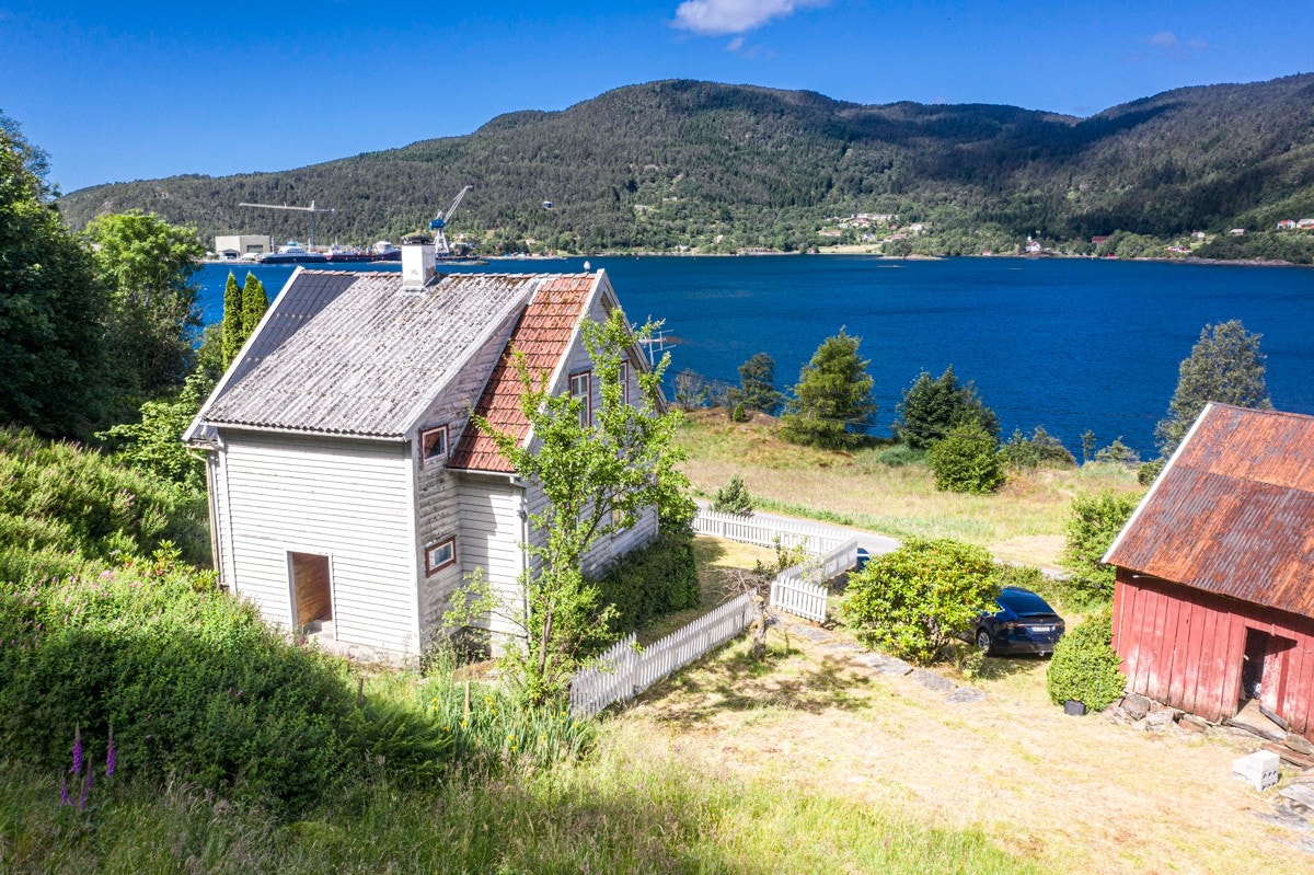 Eiendommen har ca. 400meter strandlinje mot fjorden Galleribilde