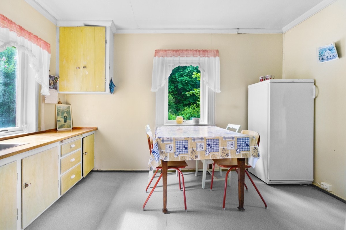 Boligen har gjennomgående enkel standard på overflater og innredninger Galleribilde