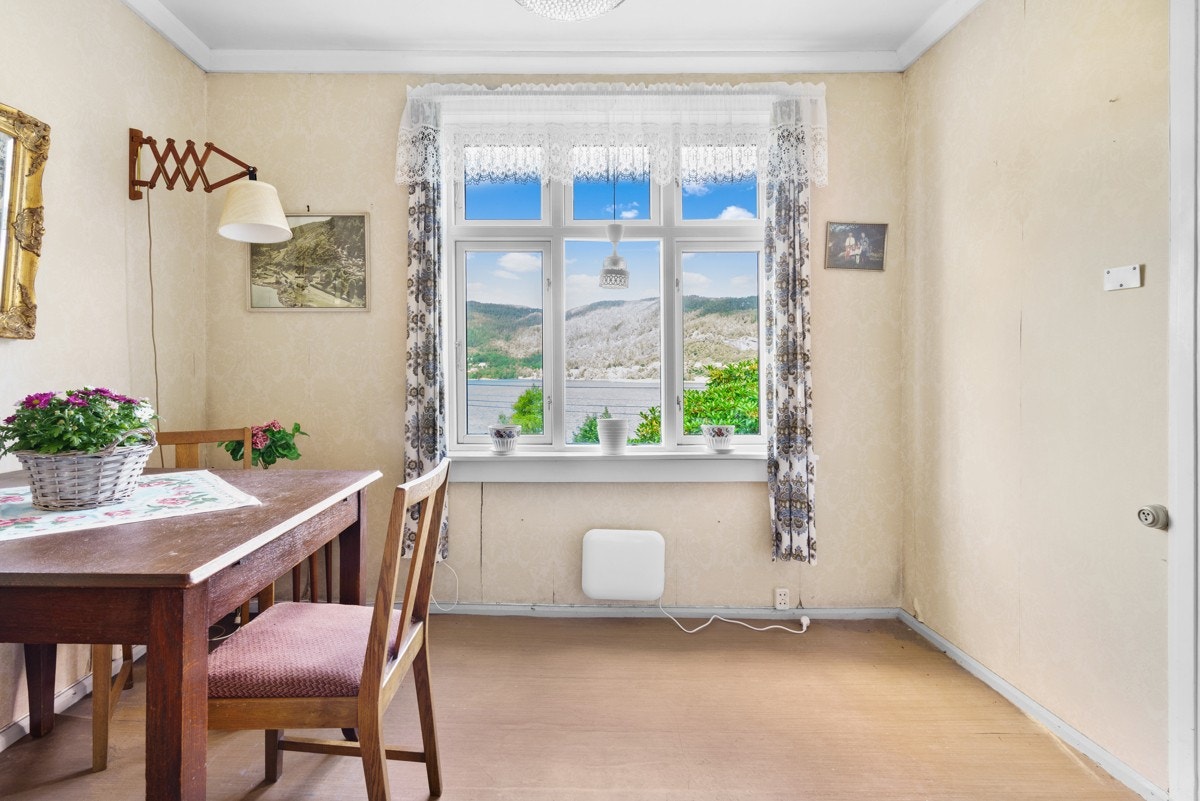 Boligen har gjennomgående enkel standard på overflater og innredninger Galleribilde