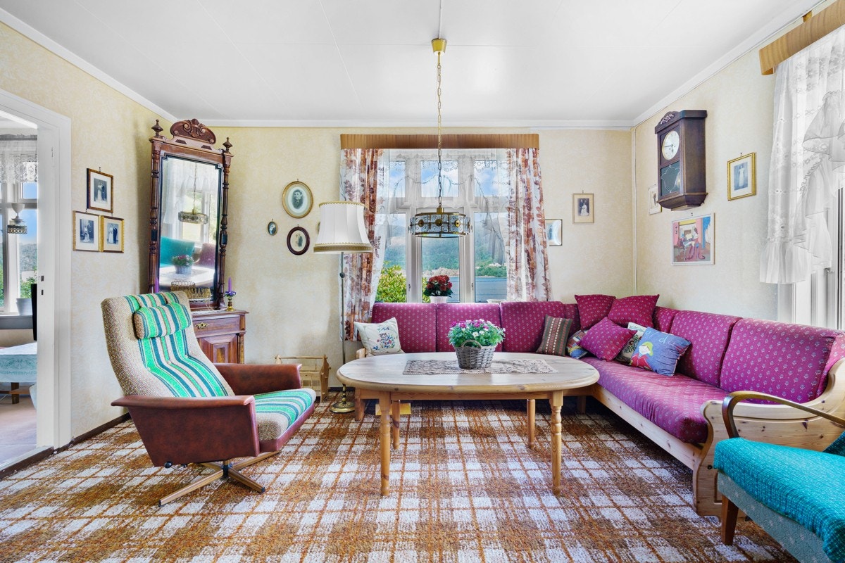 Boligen har gjennomgående enkel standard på overflater og innredninger Galleribilde