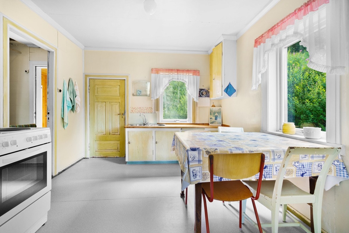 Boligen har gjennomgående enkel standard på overflater og innredninger Galleribilde