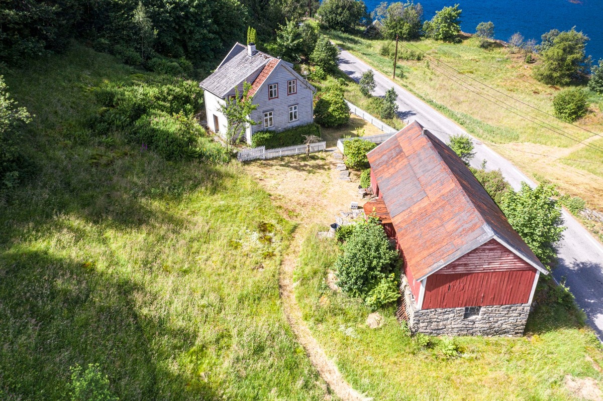 Eiendommen er et nedlagt konsesjonspliktig småbruk utbygd med bolighus og løe Galleribilde