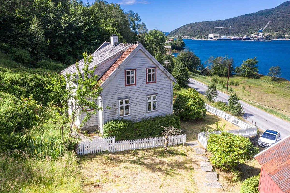 Eiendommen ligger like ved etablert boligfelt i Leirvik i Hyllestad kommune Galleribilde