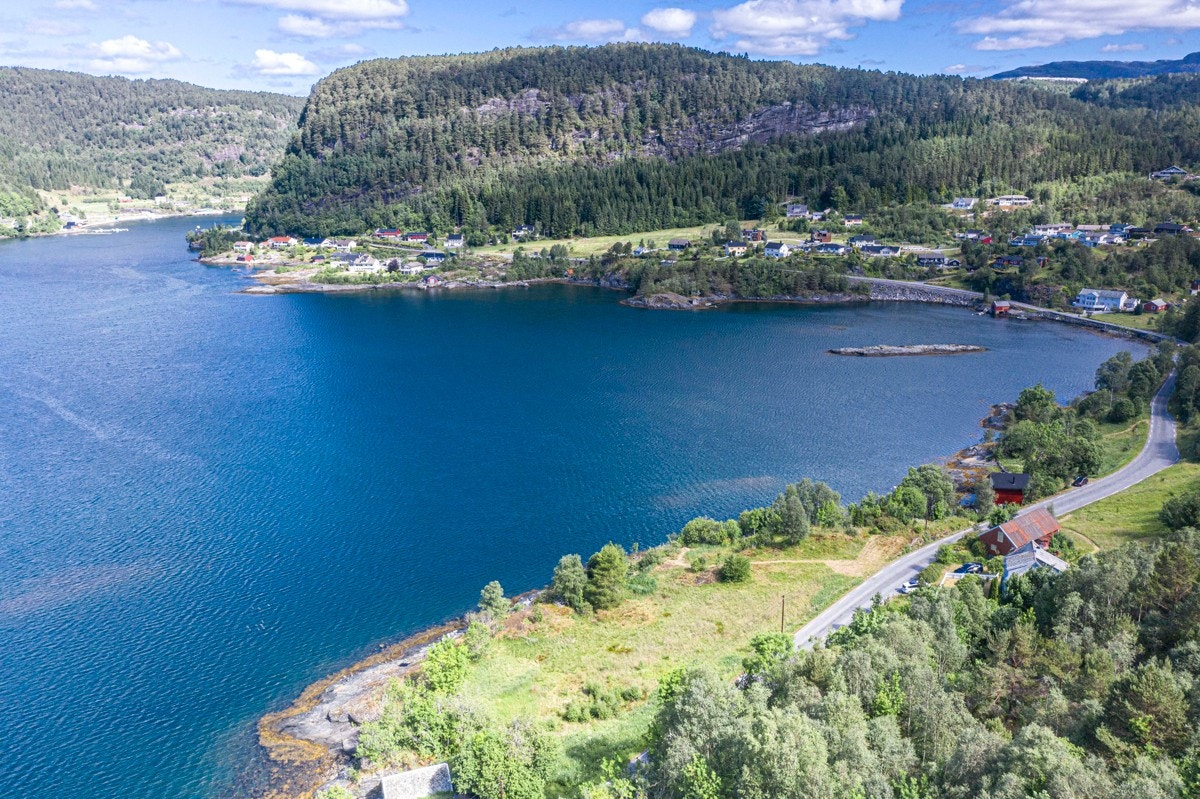 Eiendommen ligger fint til ved Bøfjorden med kort avstand til Leirvik med butikk og andre servicetilbud Galleribilde