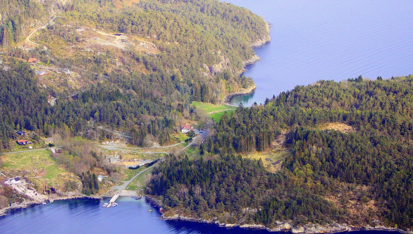 Eidssund på Ombo med sine naturskjønne omgivelser Galleribilde